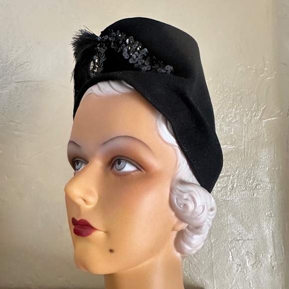 MODISH 1940\'s BLACK FELT HAT WITH CONICAL CROWN, SEQUINS & FEATHERS